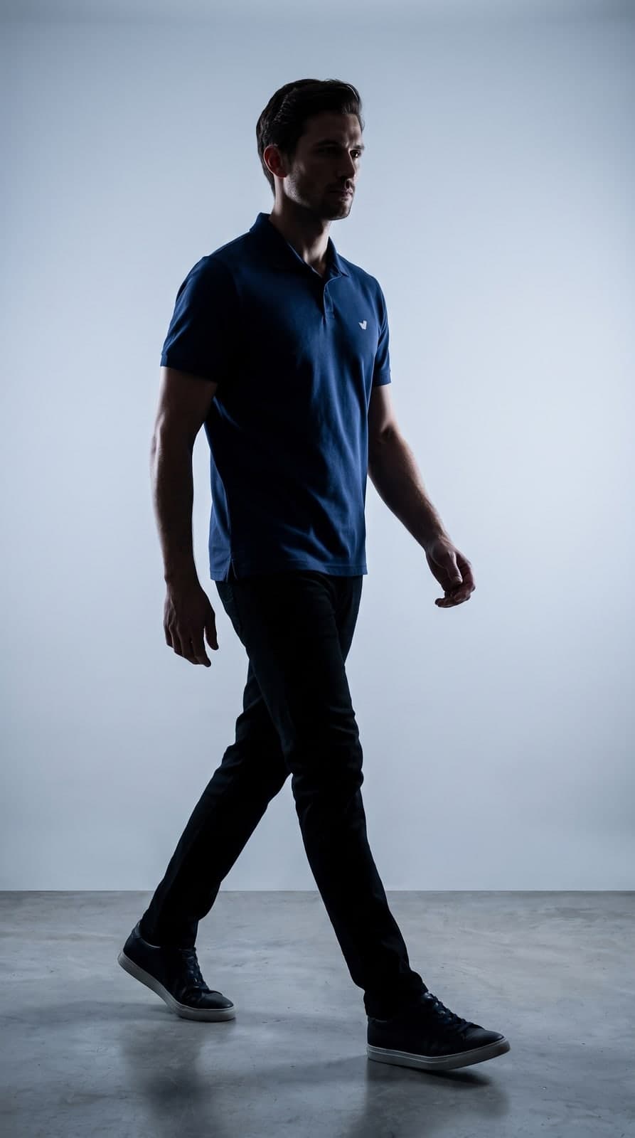 Homem caminhando com a Polo com Logo Gel Malha PP Marinho: gola lisa na cor da peça e pequeno logo em gel no peito