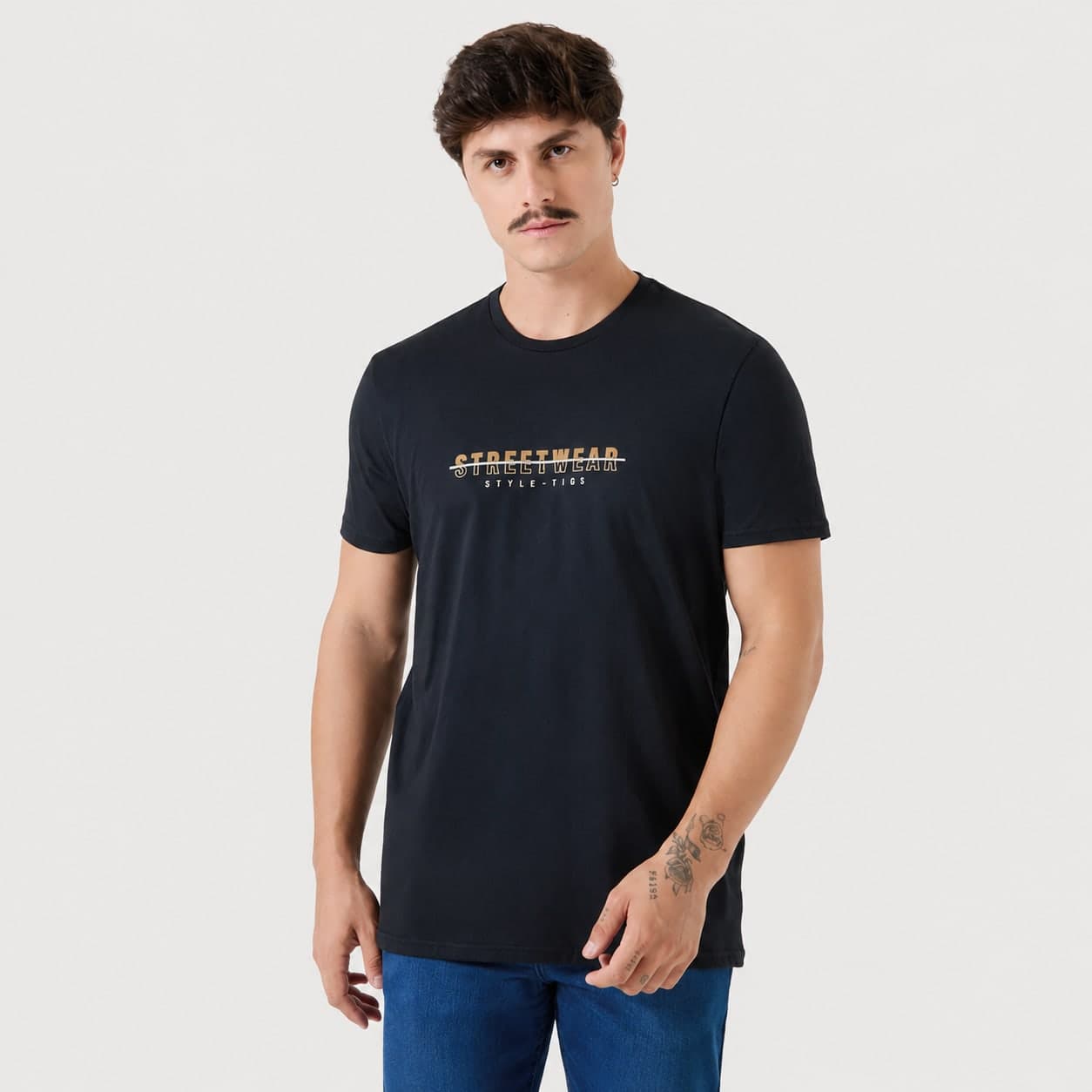 Camiseta Estampa Puff Streetwear na cor Preto, vestida por modelo
