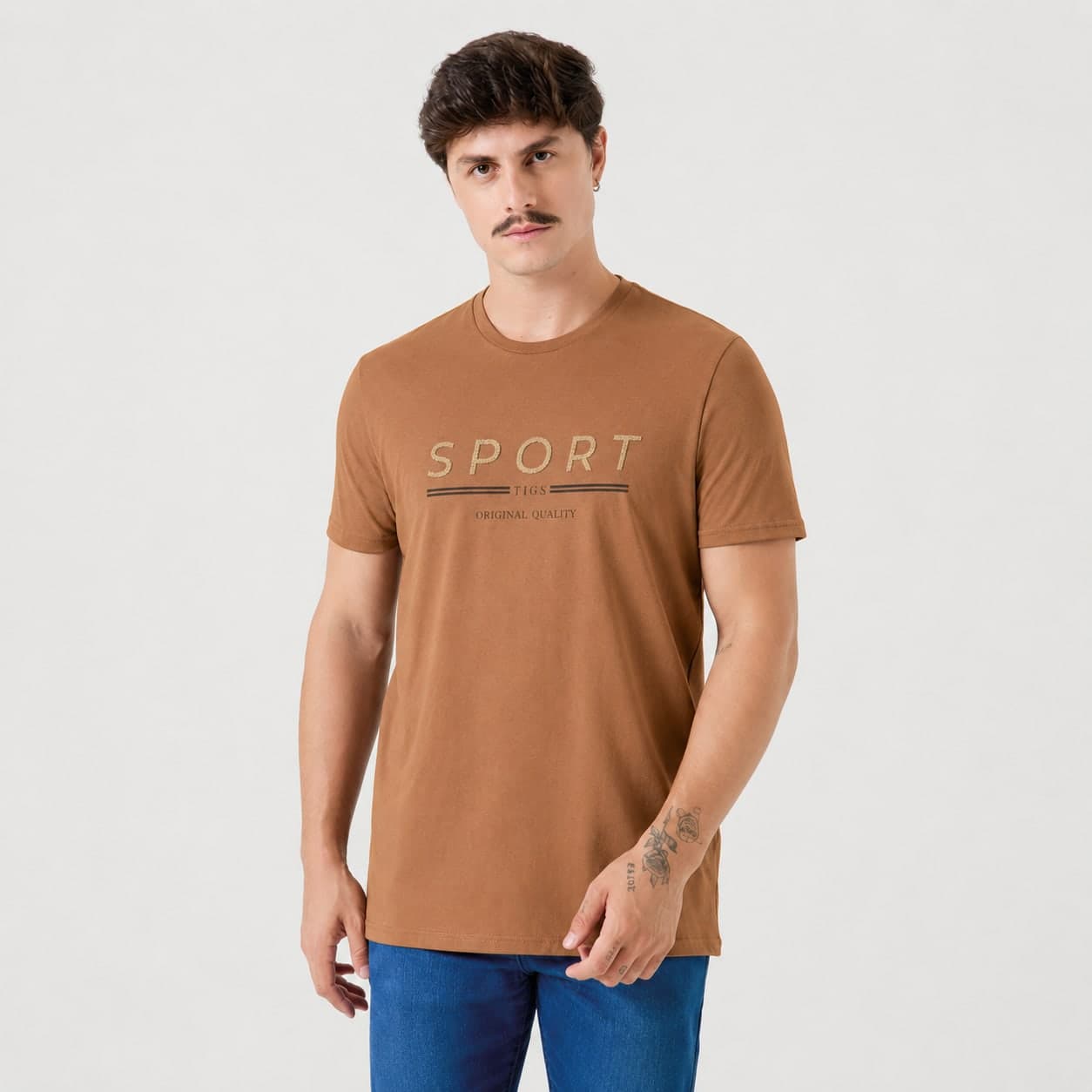 Camiseta Estampa Puff Sport na cor Marrom Canela, vestida por modelo